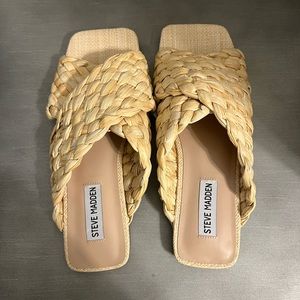 Steve Madden marina raffia flat sandals. Size 8. Never worn.